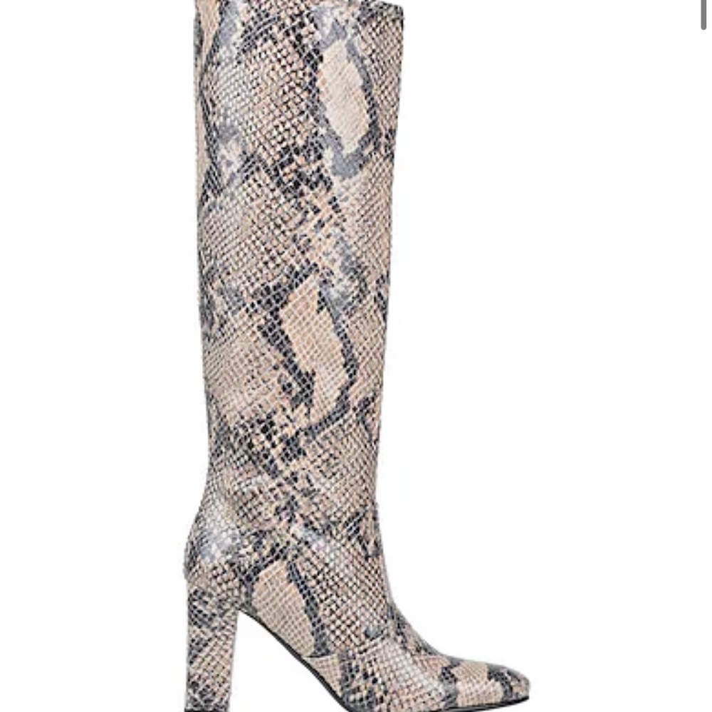 Boot length 15.6 inches, Boot width 15.6 inches, Heel height 3.51 inches